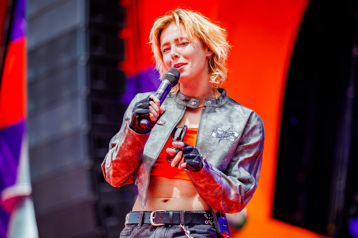 Sera tijdens het optreden op Mainstage bij 538 Koningsdag 2026.