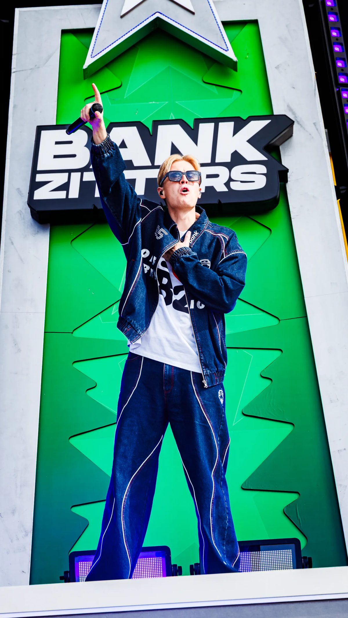 Matthyas Het Lam (Bankzitters) tijdens het optreden op MAYHEM bij Hullabaloo 2026.