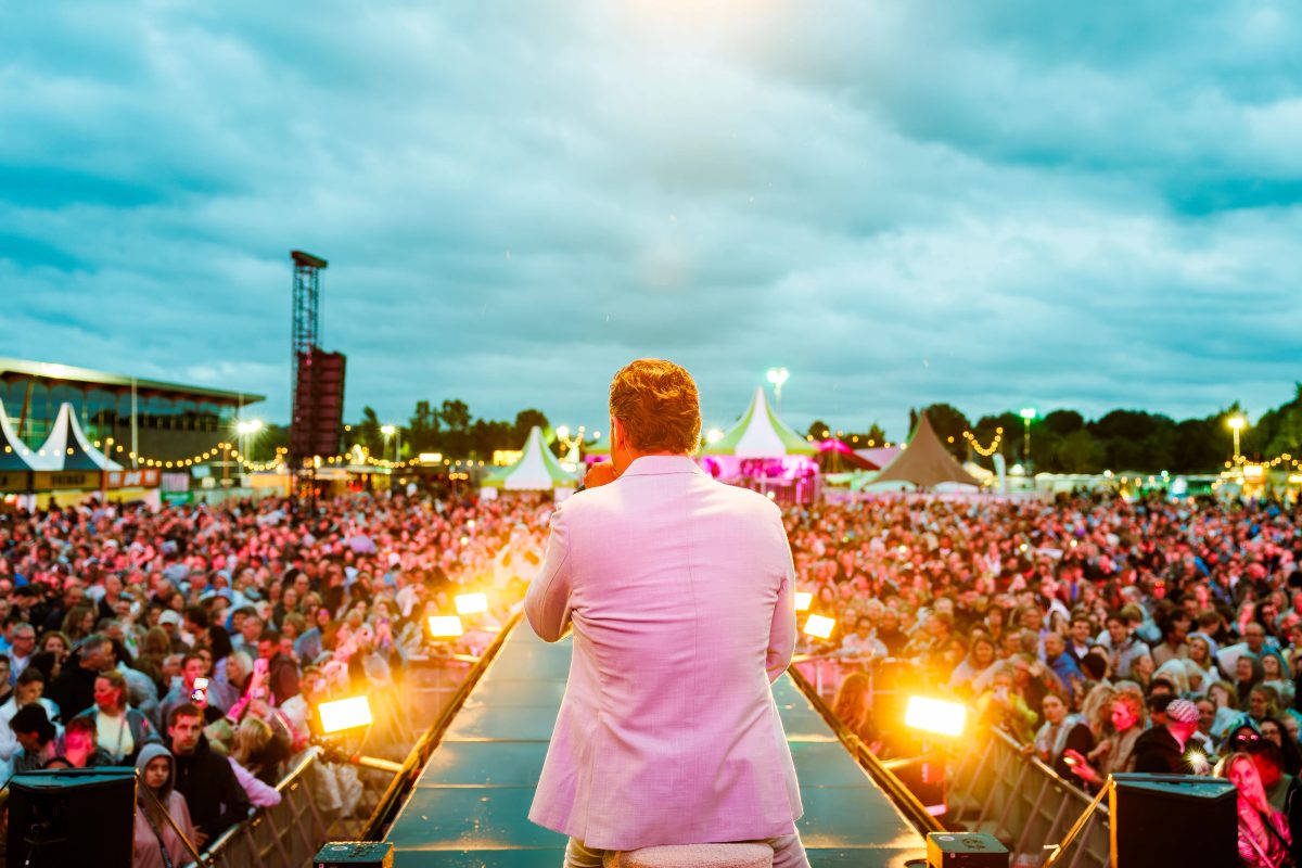 Tino Martin tijdens het optreden op Mainstage bij Lansingerland Live 2026.