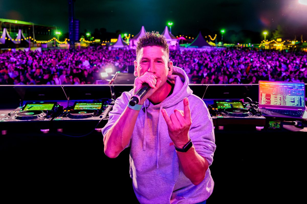 Party DJ W tijdens het optreden op Mainstage bij Lansingerland Live 2026.