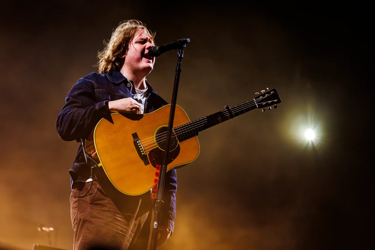 Lewis Capaldi tijdens het optreden op MAYHEM bij Hullabaloo 2026.