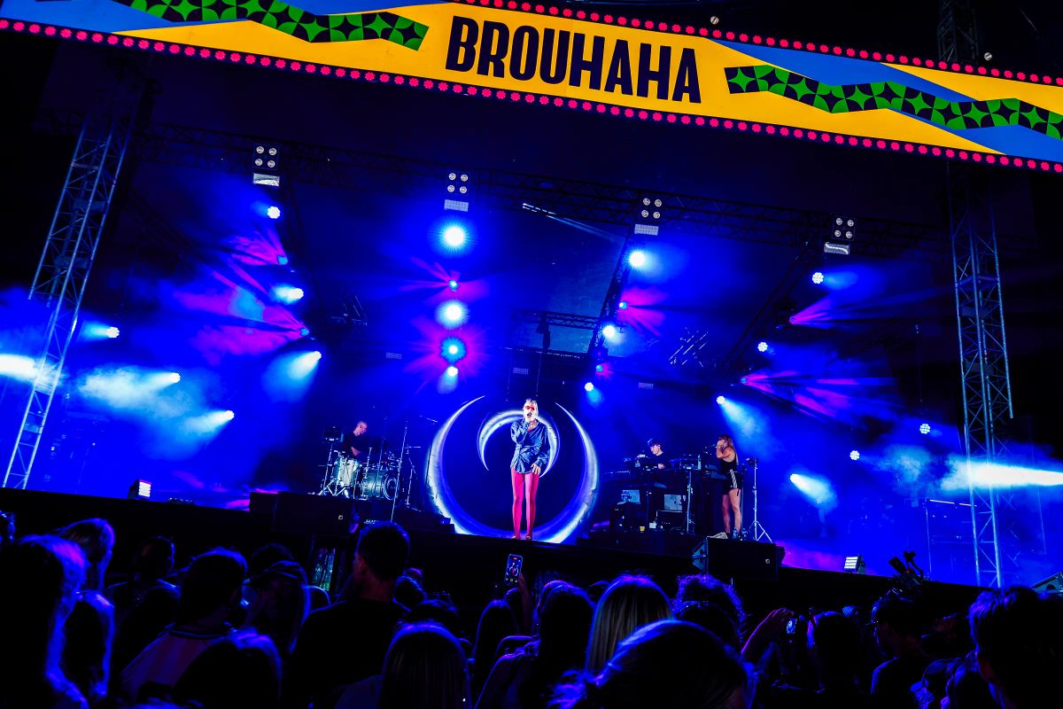 MAAN tijdens het optreden op Brouhaha bij Hullabaloo 2025.