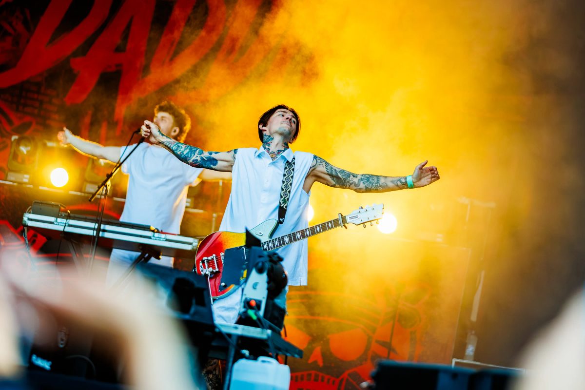 Pim Mulders en Huub van Loon (The Dirty Daddies) tijdens het optreden op Mainstage bij Lansingerland Live 2025.