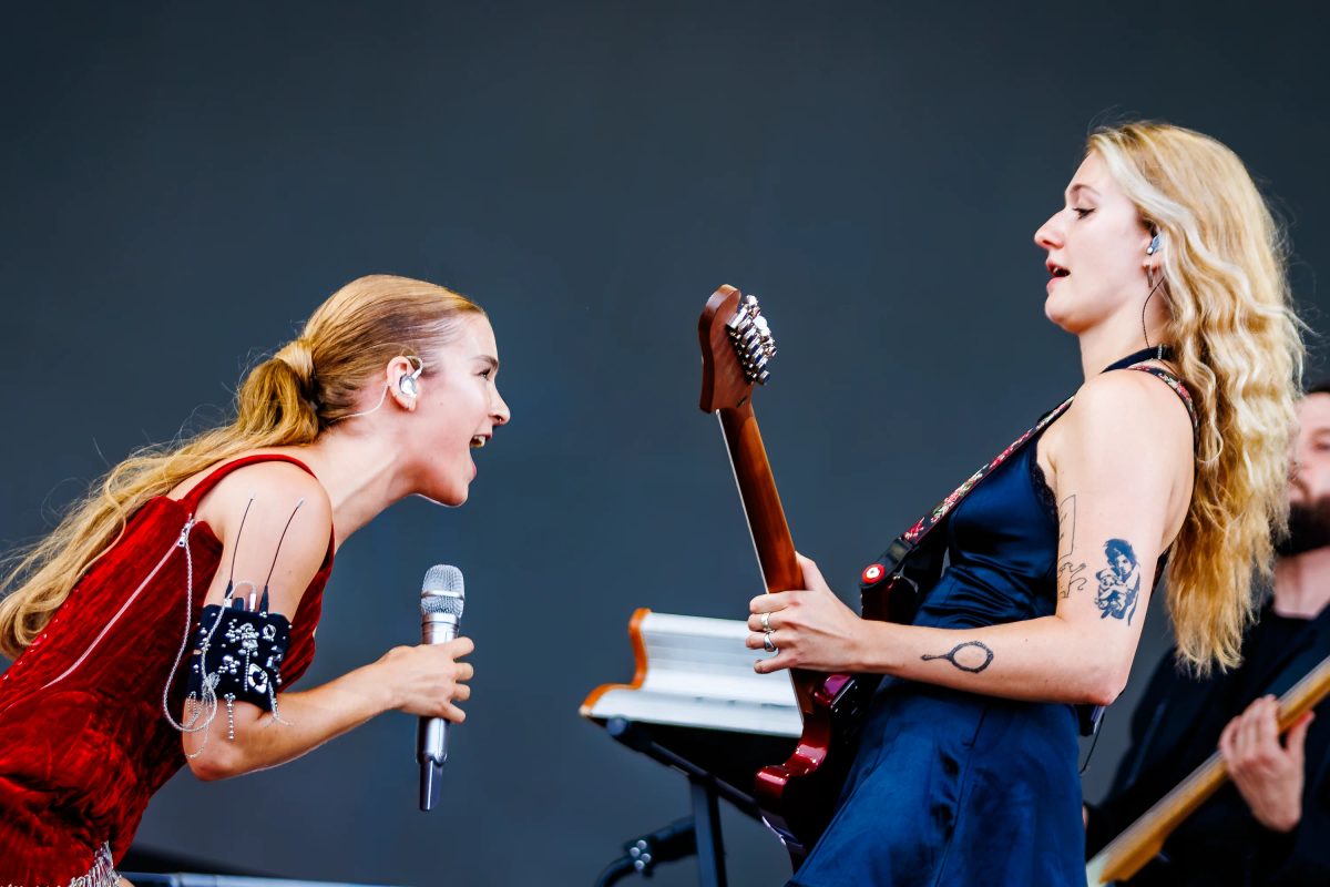 Pommelien Thijs tijdens het optreden op Zeeland bij Concert at SEA 2026.