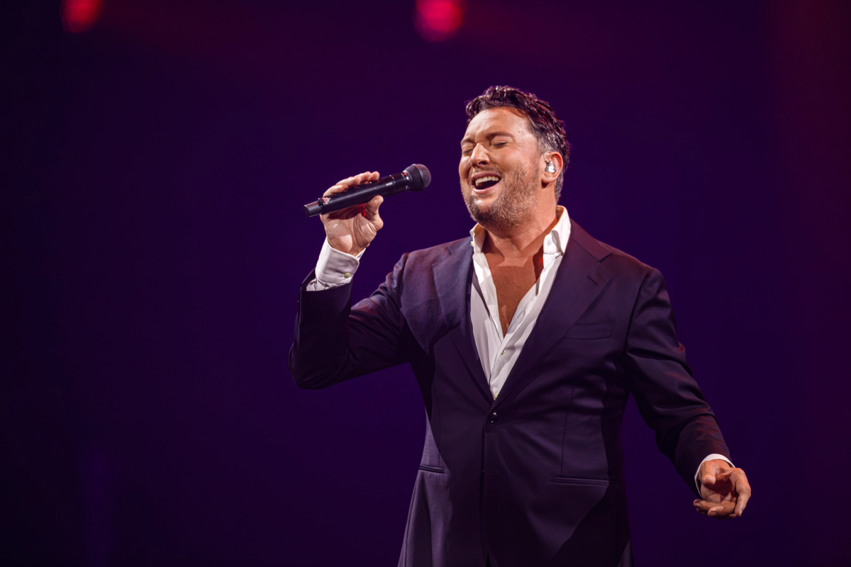 Tino Martin tijdens het optreden op RTM Stage bij The Pianoman Live 2025.