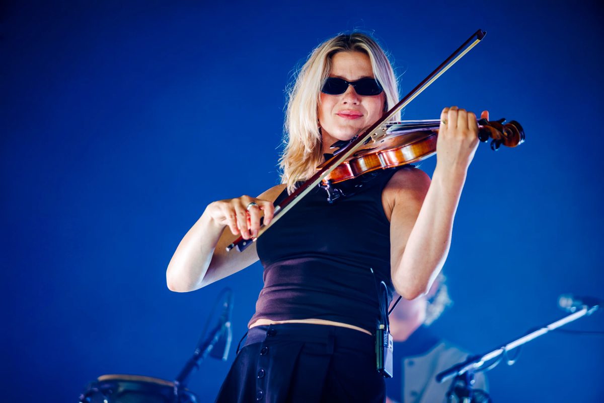 Maud Akkermans (Son Mieux) tijdens het optreden op BUD MAINSTAGE bij Dauwpop 2026.