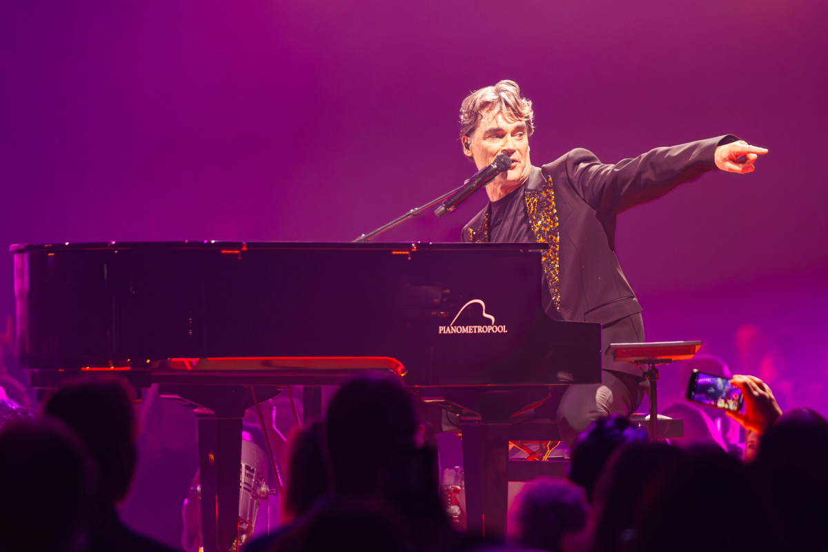 Jeroen van der Boom tijdens het optreden op RTM Stage bij The Pianoman Live 2025.