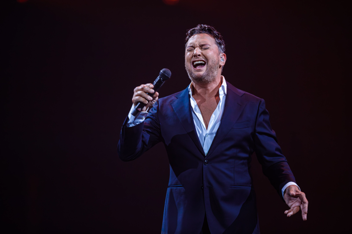 Tino Martin tijdens het optreden op RTM Stage bij The Pianoman Live 2025.