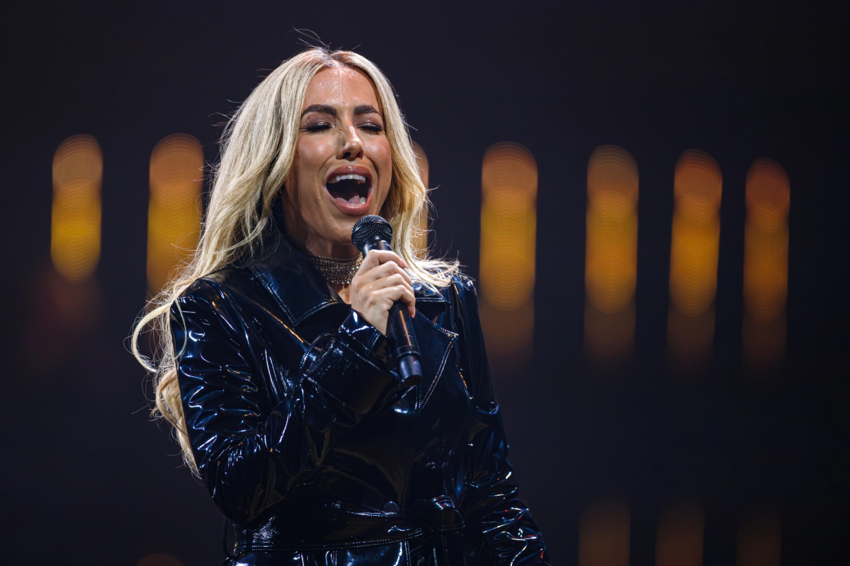 Kimberly Fransens tijdens het optreden op RTM Stage bij The Pianoman Live 2025.