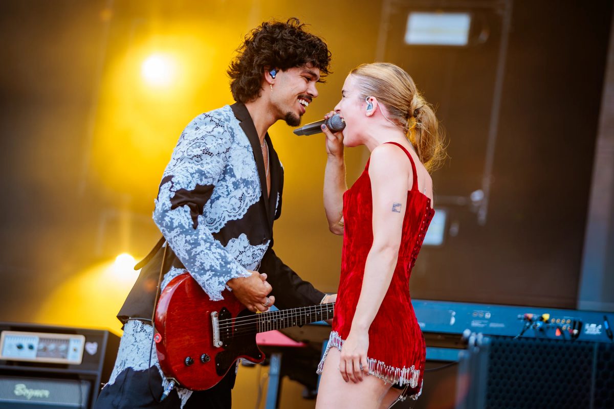 Pommelien Thijs en Cedric Siegers tijdens het optreden op Zeeland bij Concert at SEA 2026.