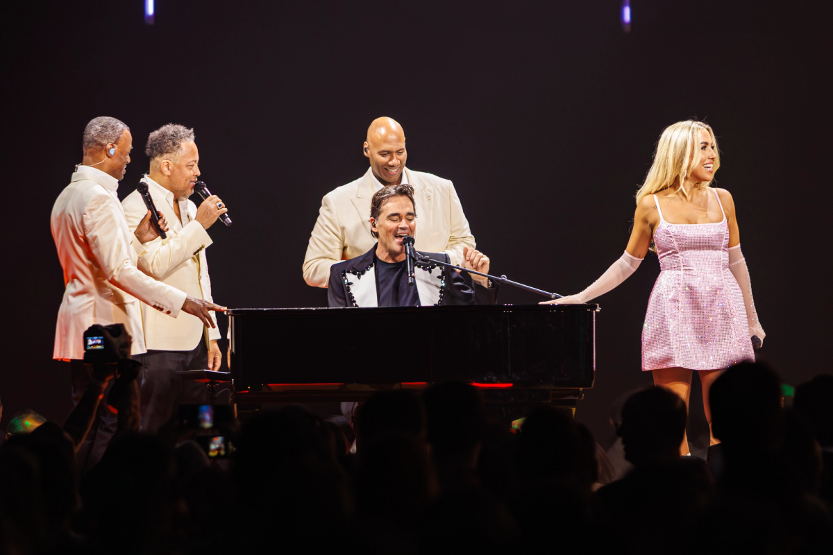 Jeroen van der Boom, Kimberly Fransens en Re-Play tijdens het optreden op RTM Stage bij The Pianoman Live 2025.