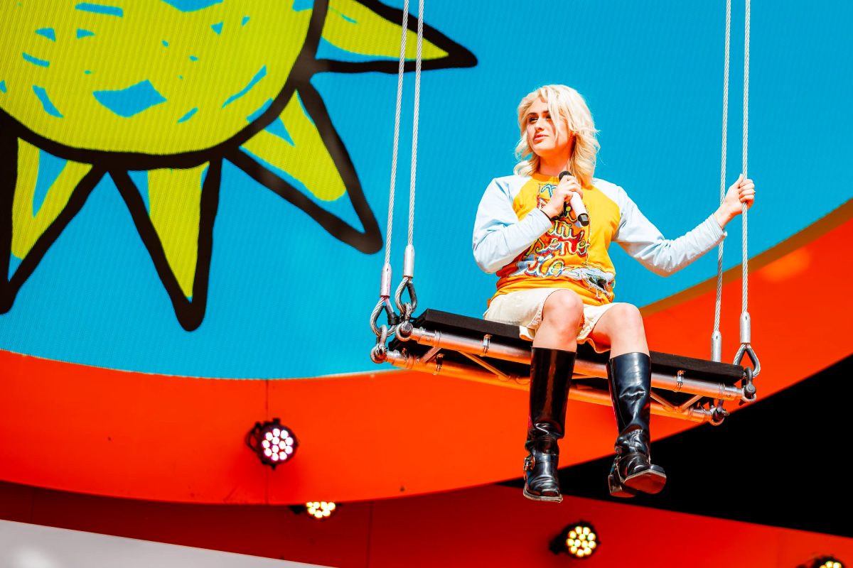 Bente tijdens het optreden op Mainstage bij 538 Koningsdag 2026.