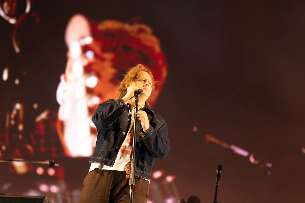 Lewis Capaldi tijdens het optreden op MAYHEM bij Hullabaloo 2026.