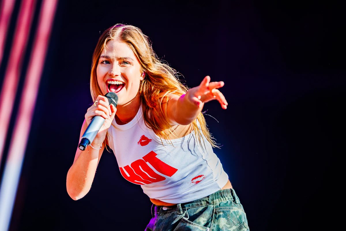 Roxy Dekker tijdens het optreden op Mayhem bij Hullabaloo 2025.