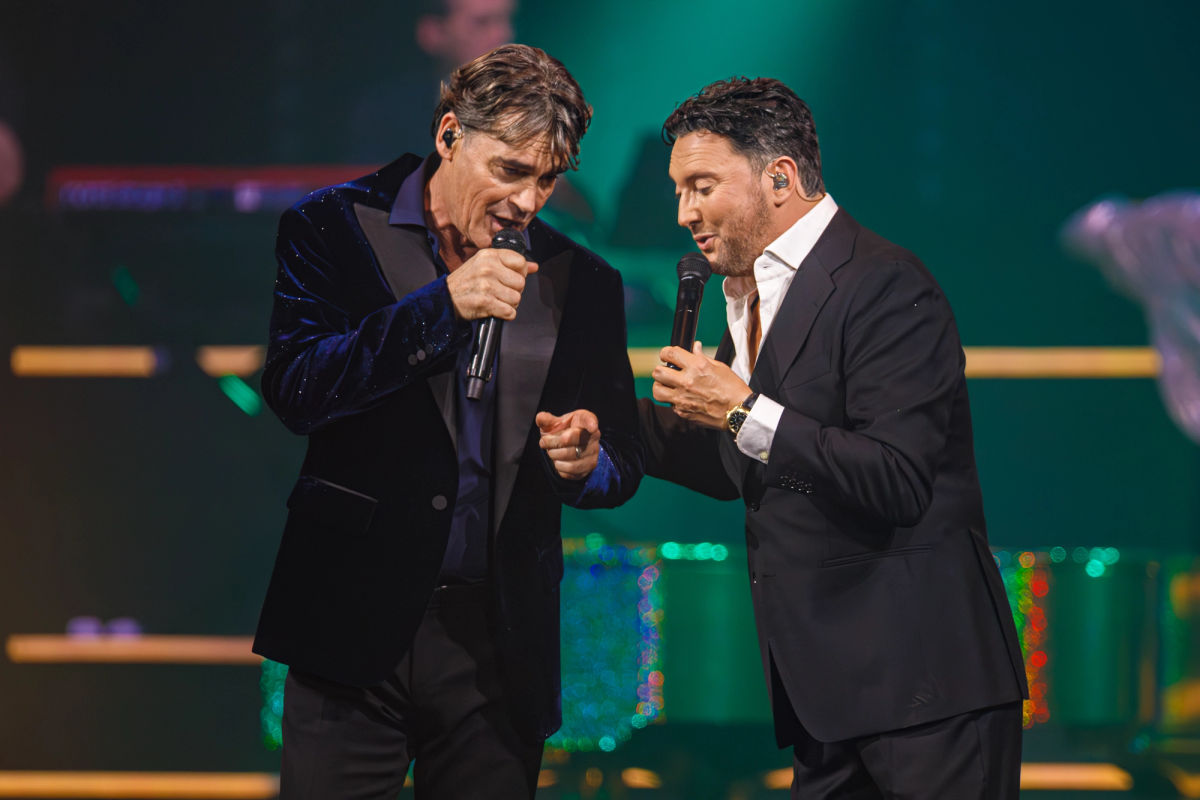 Tino Martin en Jeroen van der Boom tijdens het optreden op RTM Stage bij The Pianoman Live 2025.