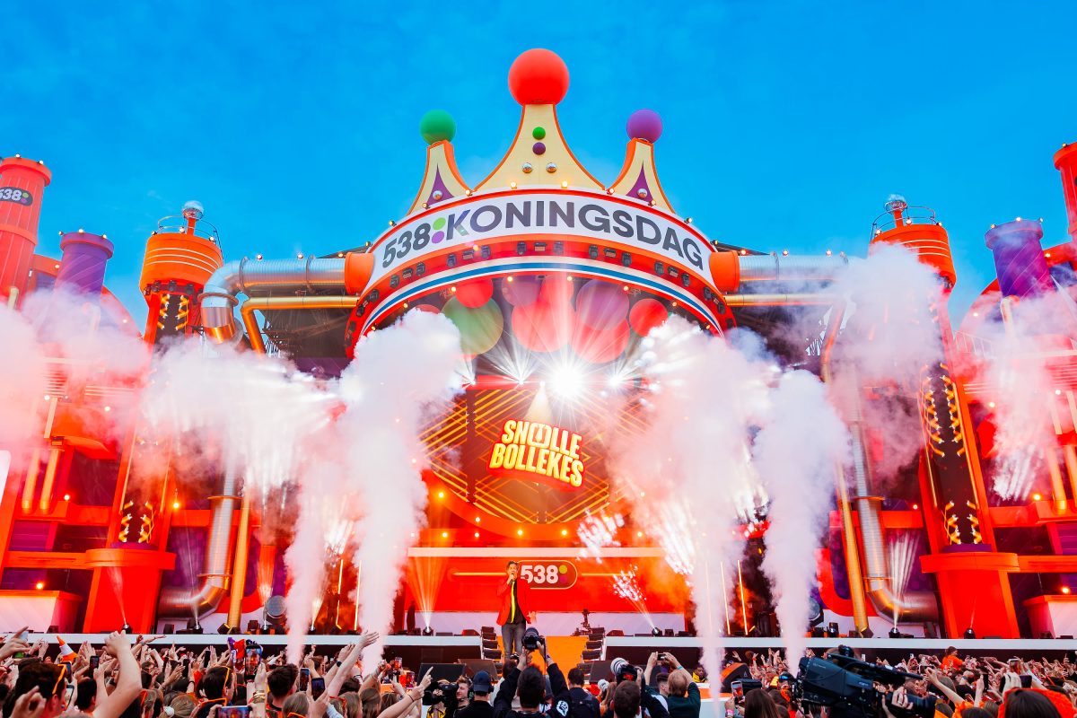 Snollebollekes tijdens het optreden op Mainstage bij 538 Koningsdag 2026.