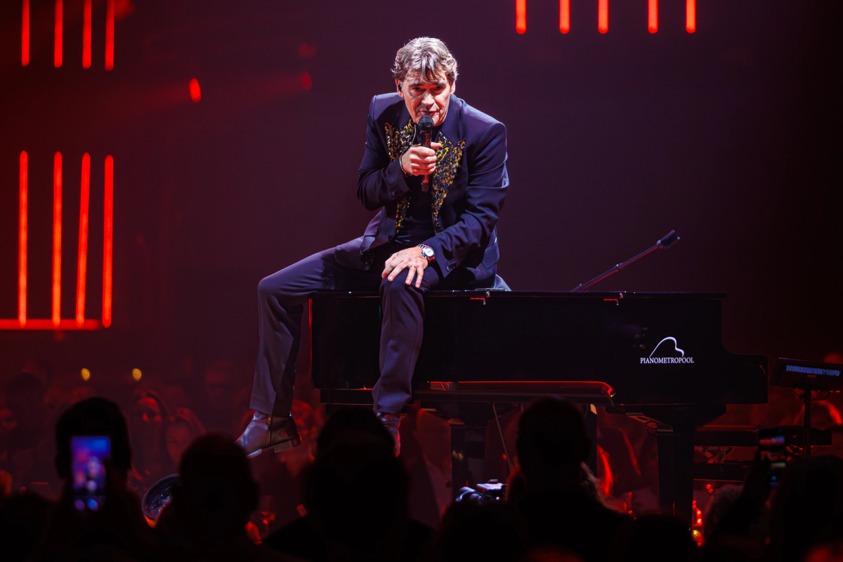 Jeroen van der Boom tijdens het optreden op RTM Stage bij The Pianoman Live 2025.