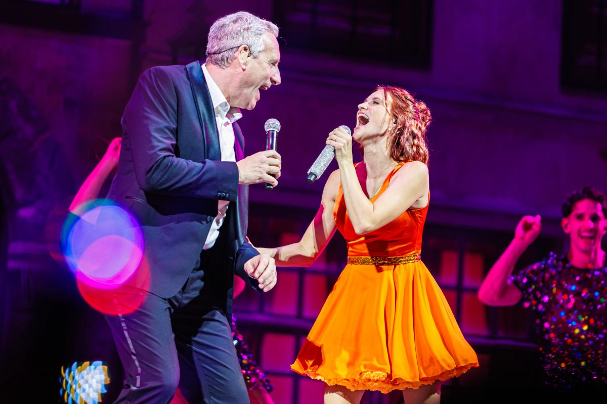 Hanne Verbruggen (K3) en Gert Verhulst tijdens het optreden bij Studio 100 SingAlong 2025.