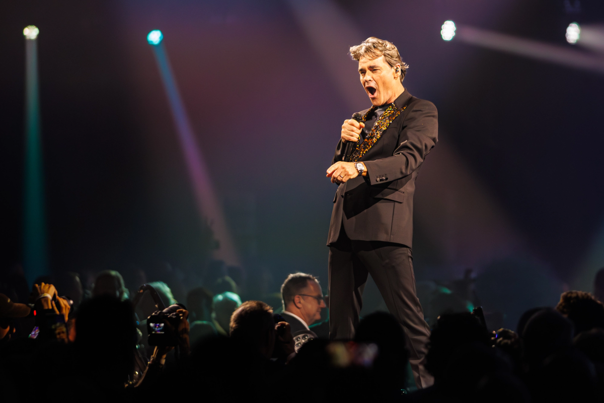 Jeroen van der Boom tijdens het optreden op RTM Stage bij The Pianoman Live 2025.