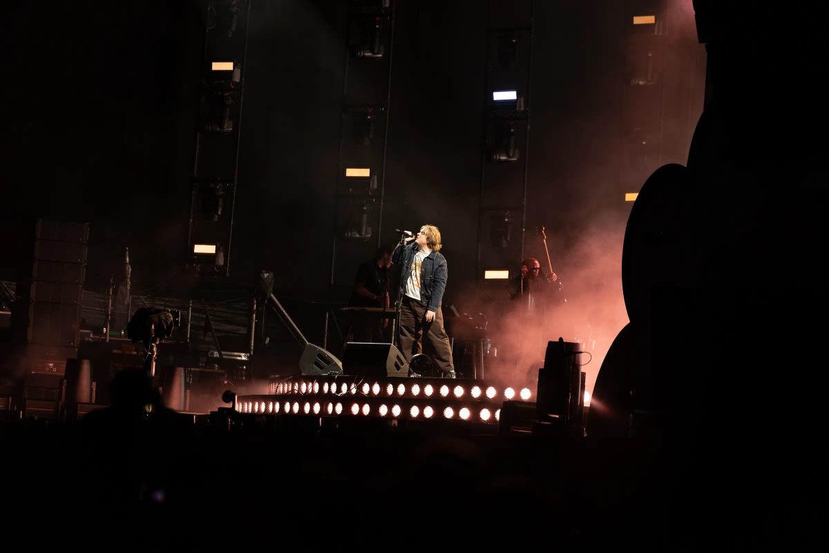 Lewis Capaldi tijdens het optreden op MAYHEM bij Hullabaloo 2026.