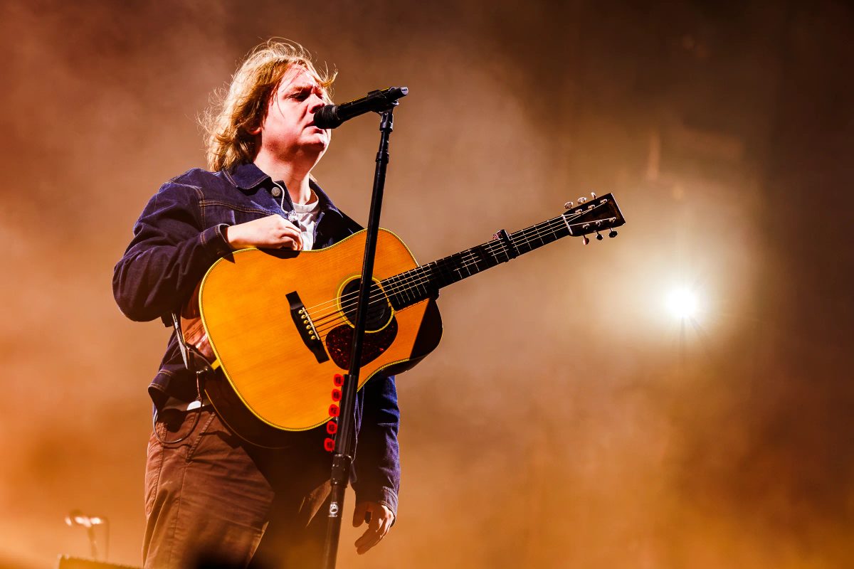Lewis Capaldi tijdens het optreden op MAYHEM bij Hullabaloo 2026.
