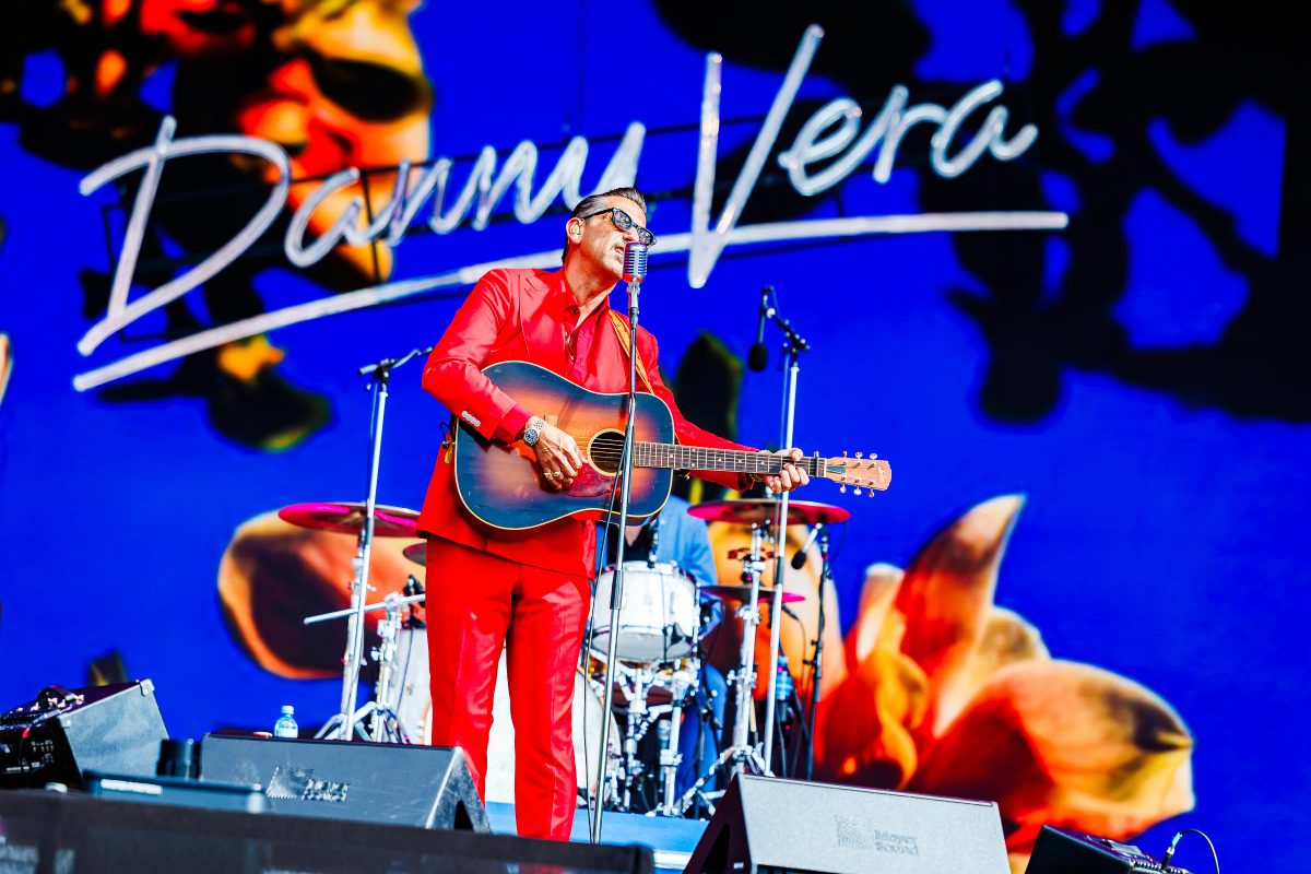 Danny Vera tijdens het optreden op MAYHEM bij Hullabaloo 2026.