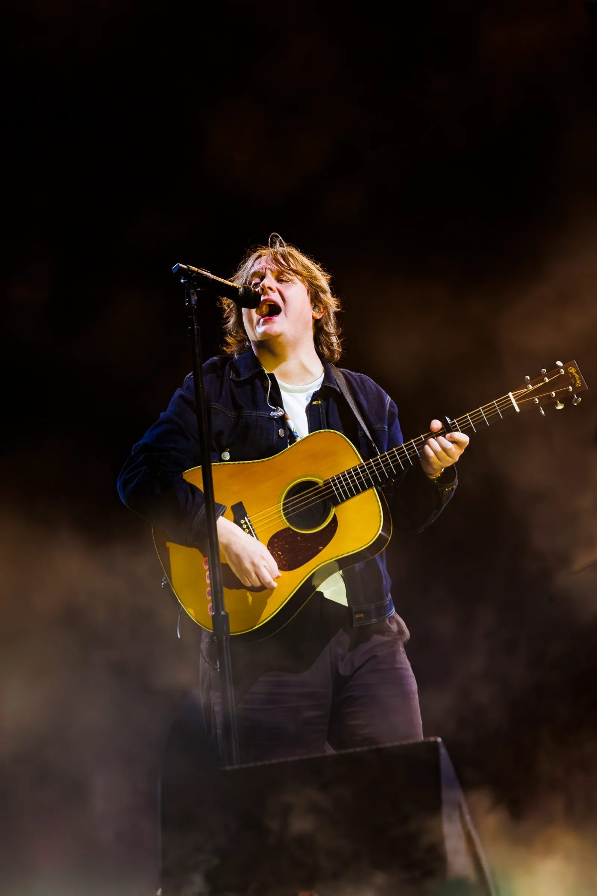 Lewis Capaldi tijdens het optreden op MAYHEM bij Hullabaloo 2026.