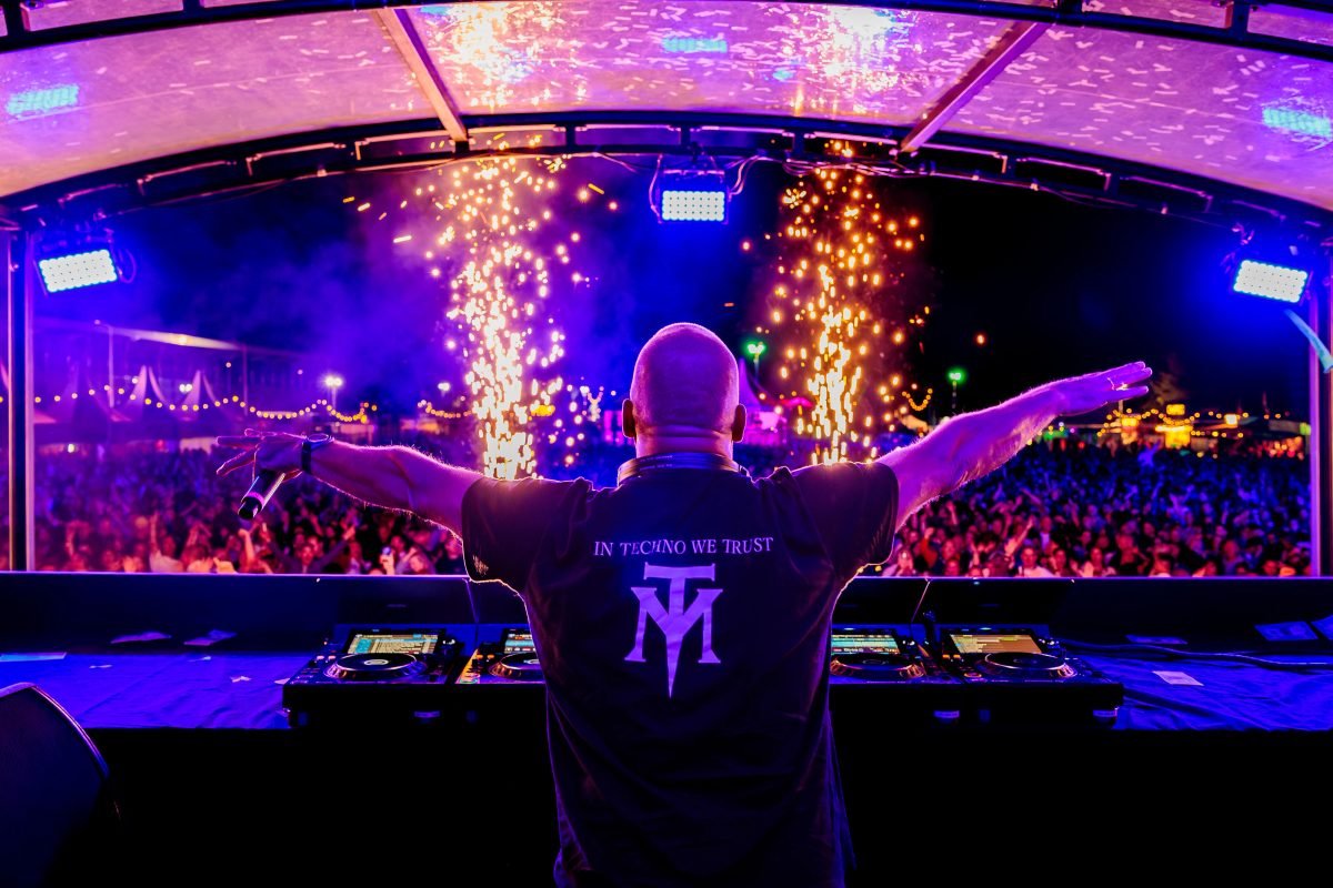 Mental Theo tijdens het optreden op Mainstage bij Lansingerland Live 2026.