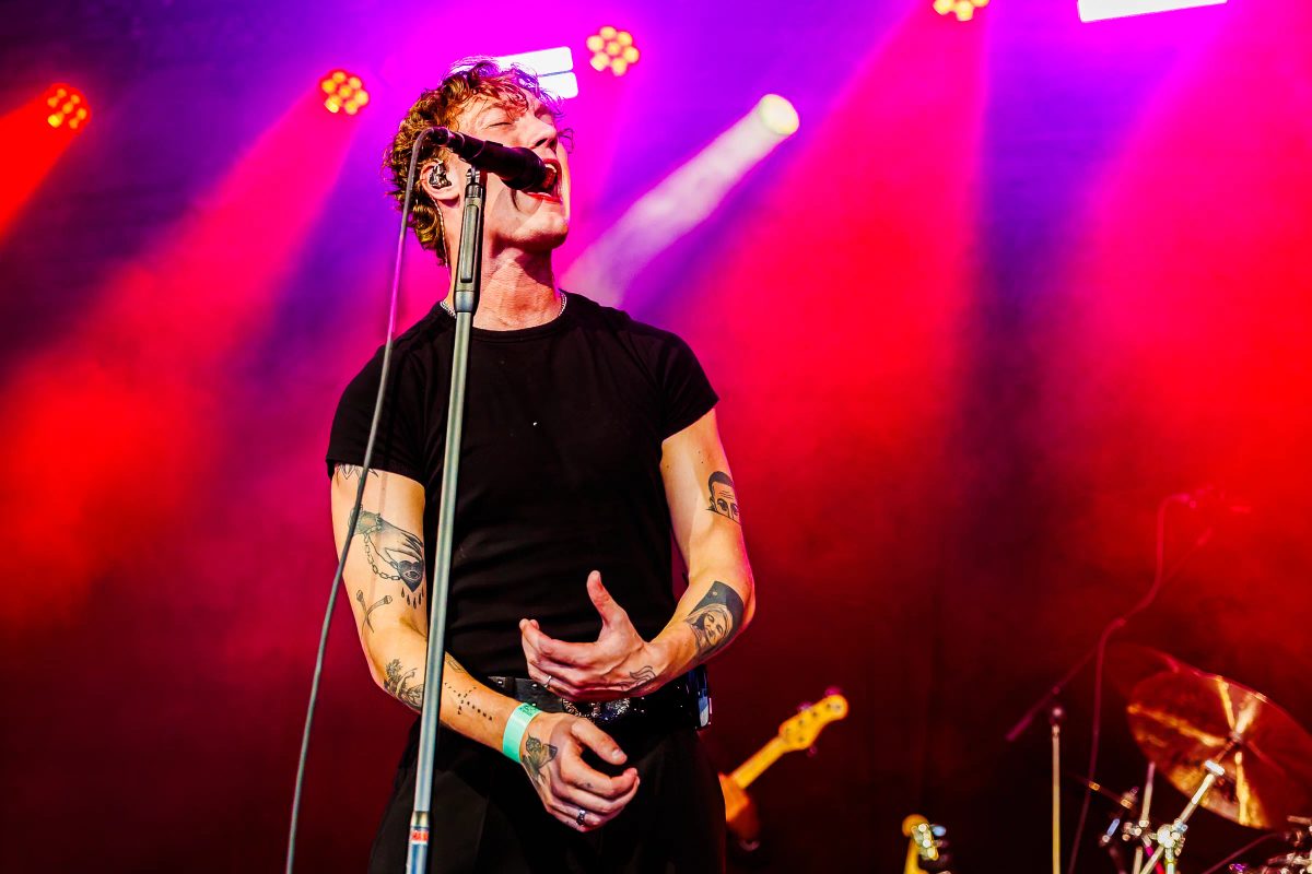 Micha tijdens het optreden op Go-Tan Stage bij Appelpop 2026.