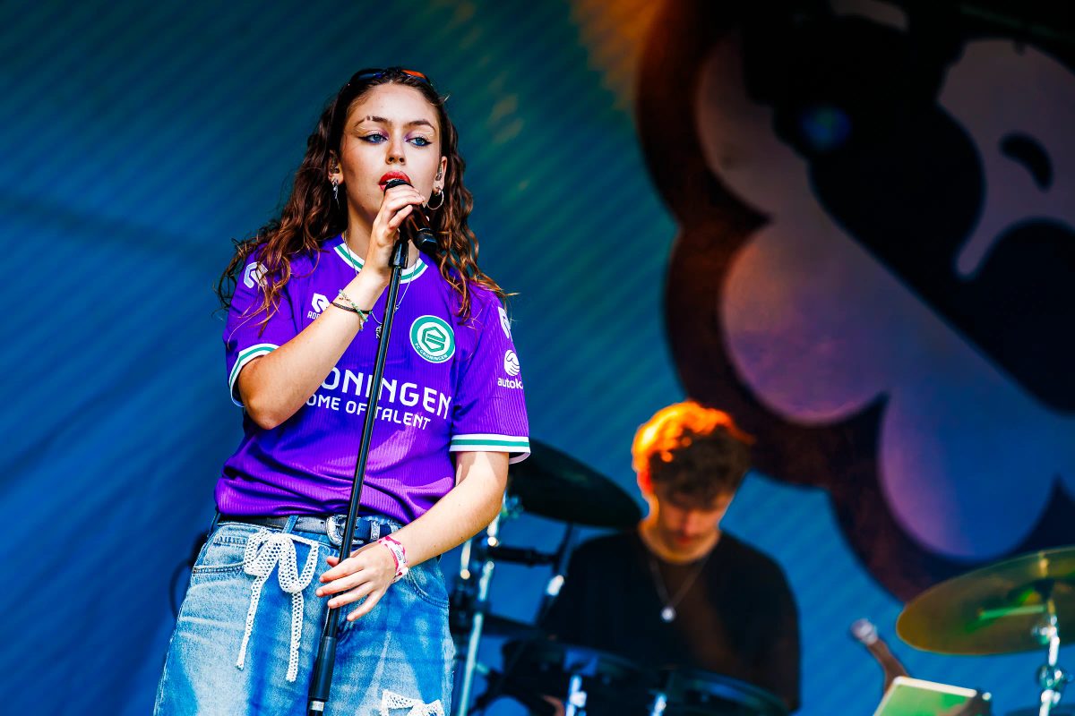 IDA tijdens het optreden op RAZZLE DAZZLE bij Hullabaloo 2026.