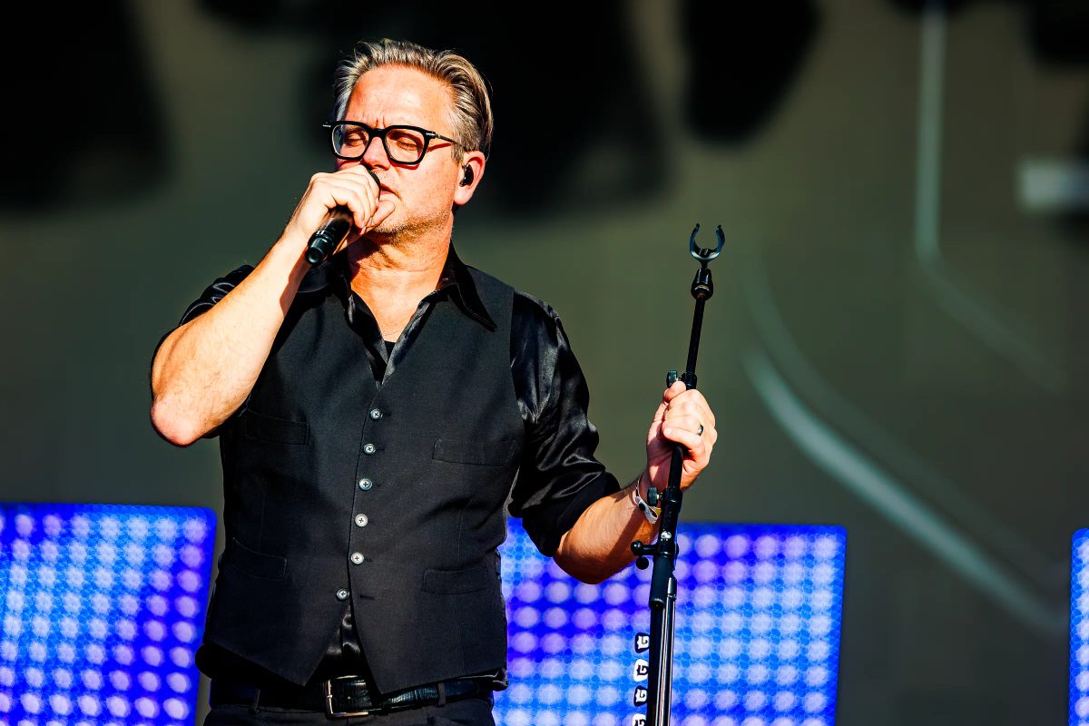 Guus Meeuwis performing on Mayhem at Hullabaloo 2025.