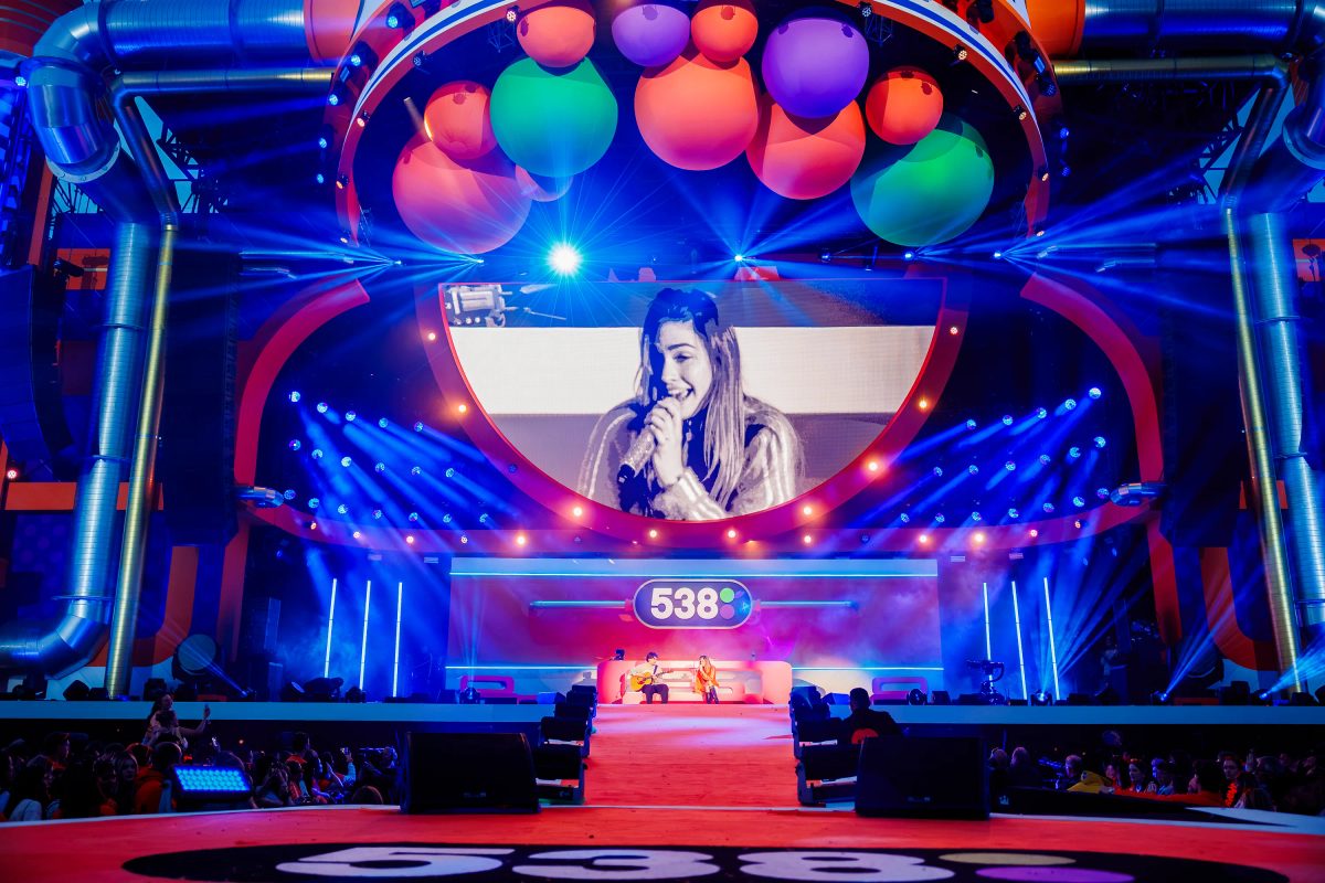 Roxy Dekker tijdens het optreden op Mainstage bij 538 Koningsdag 2026.