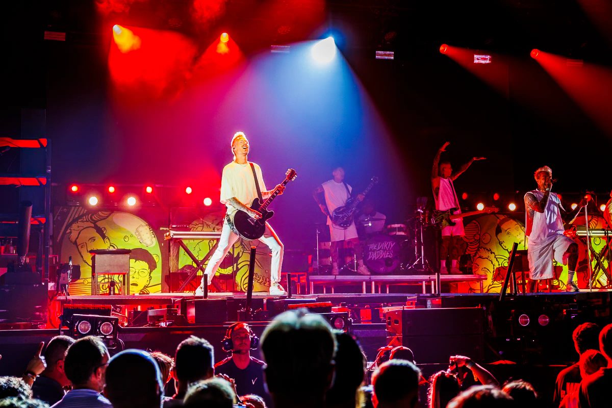 Hubrecht Eversdijk (The Dirty Daddies) tijdens het optreden op Mainstage bij Appelpop 2026.