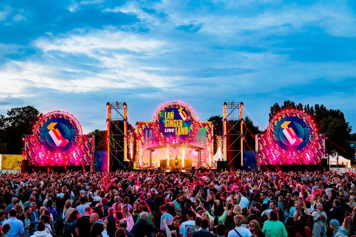 Nakatomi tijdens het optreden op Mainstage bij Lansingerland Live 2026.