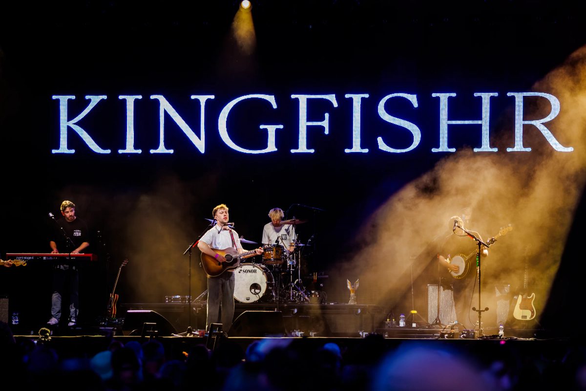 Kingfishr tijdens het optreden op BUD MAINSTAGE bij Dauwpop 2026.