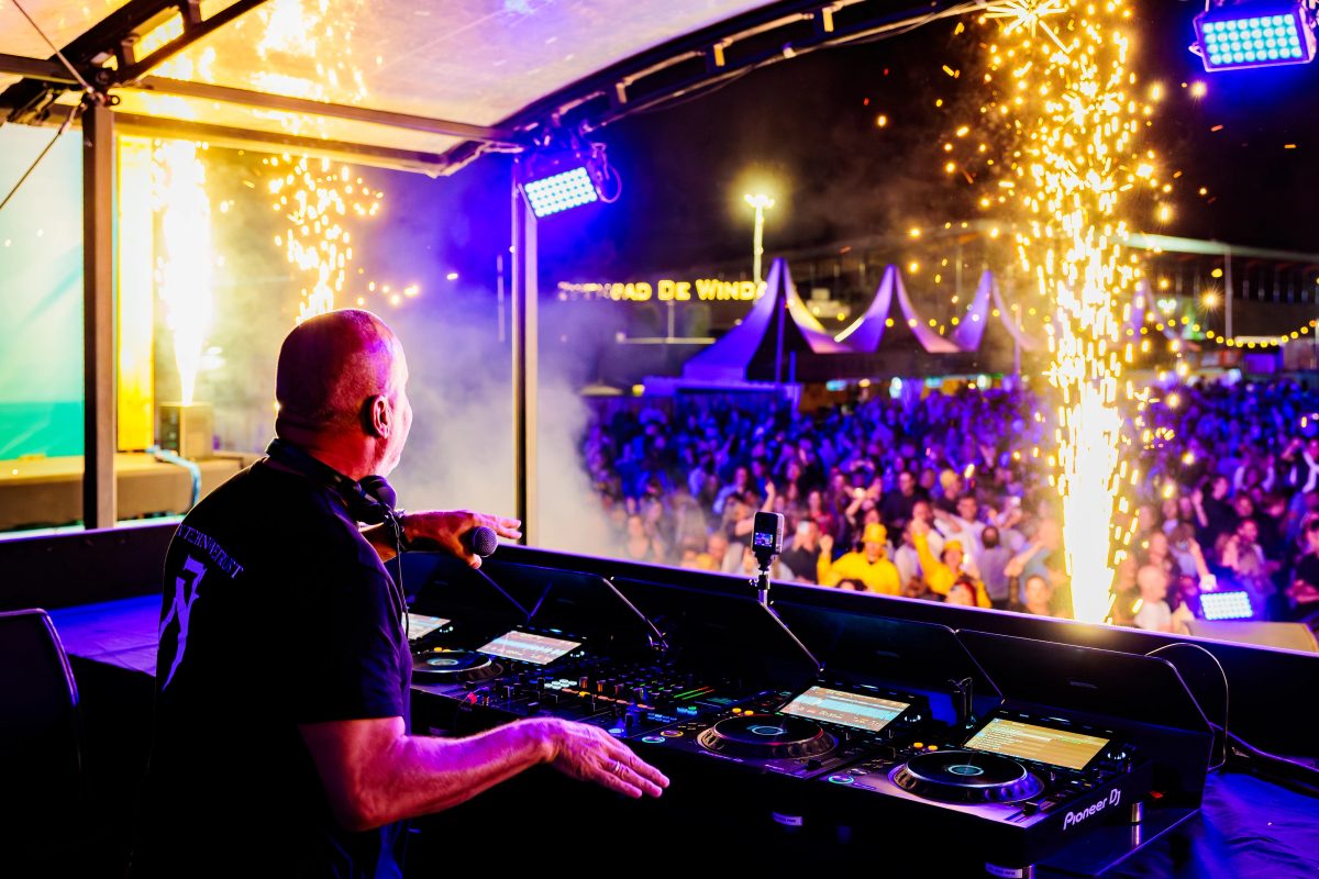 Mental Theo tijdens het optreden op Mainstage bij Lansingerland Live 2026.