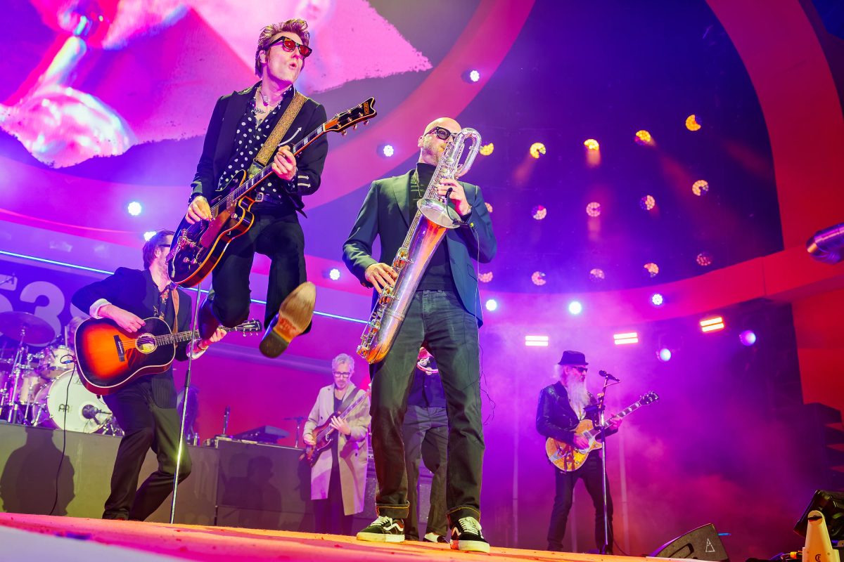 Spike van Zoest (DI-RECT) tijdens het optreden op Mainstage bij 538 Koningsdag 2026.