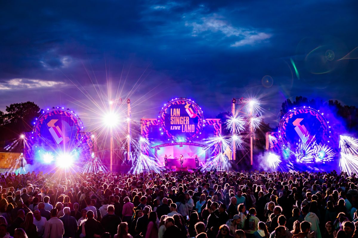 Nakatomi tijdens het optreden op Mainstage bij Lansingerland Live 2026.