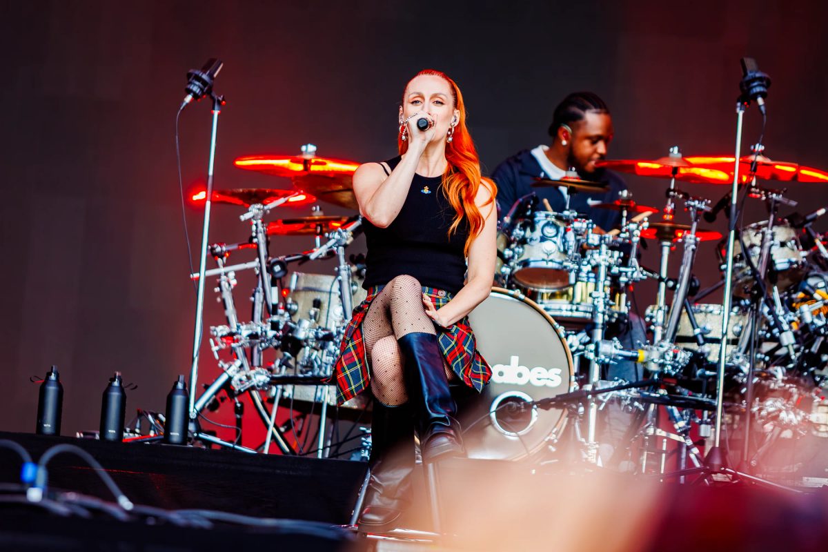 Siobhán Donaghy (Sugababes) tijdens het optreden op Mayhem bij Hullabaloo 2025.