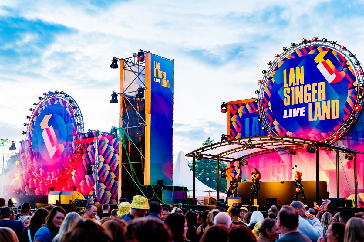 Nakatomi tijdens het optreden op Mainstage bij Lansingerland Live 2026.