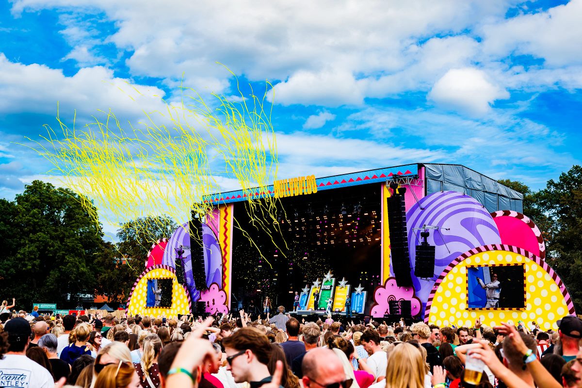 Bankzitters tijdens het optreden op MAYHEM bij Hullabaloo 2026.