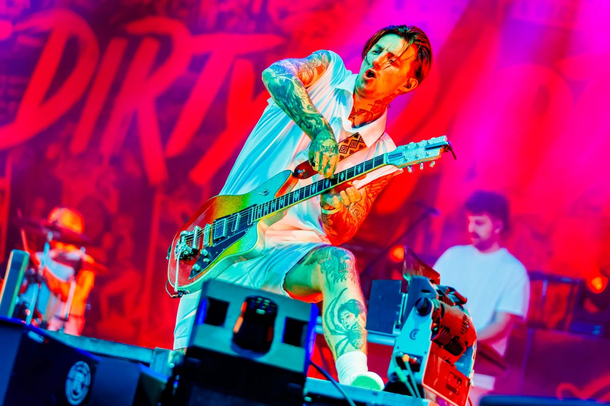 Pim Mulders (The Dirty Daddies) tijdens het optreden op Mainstage bij Lansingerland Live 2025.