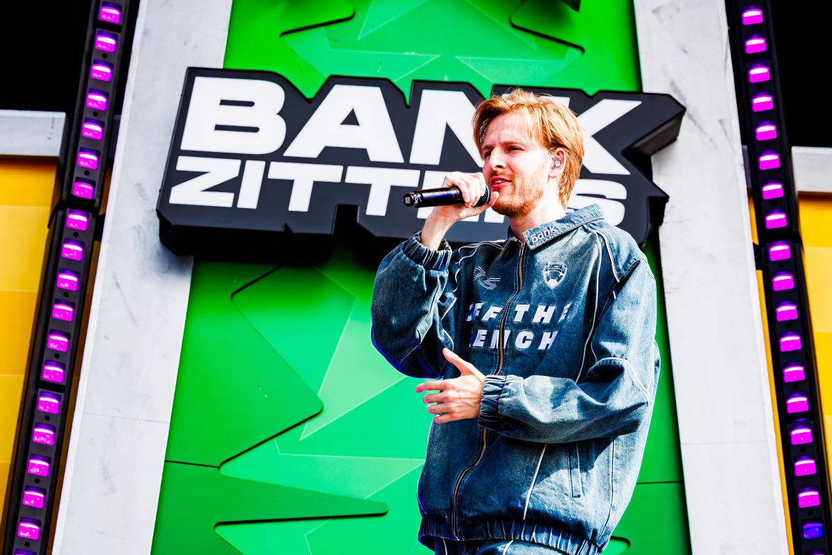 Koen van Heest (Bankzitters) tijdens het optreden op MAYHEM bij Hullabaloo 2026.