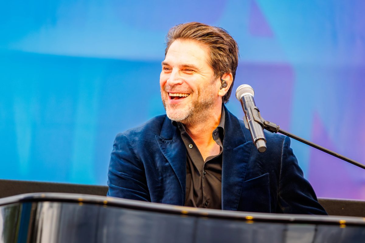Xander de Buisonjé tijdens het optreden op Mainstage bij Lansingerland Live 2026.
