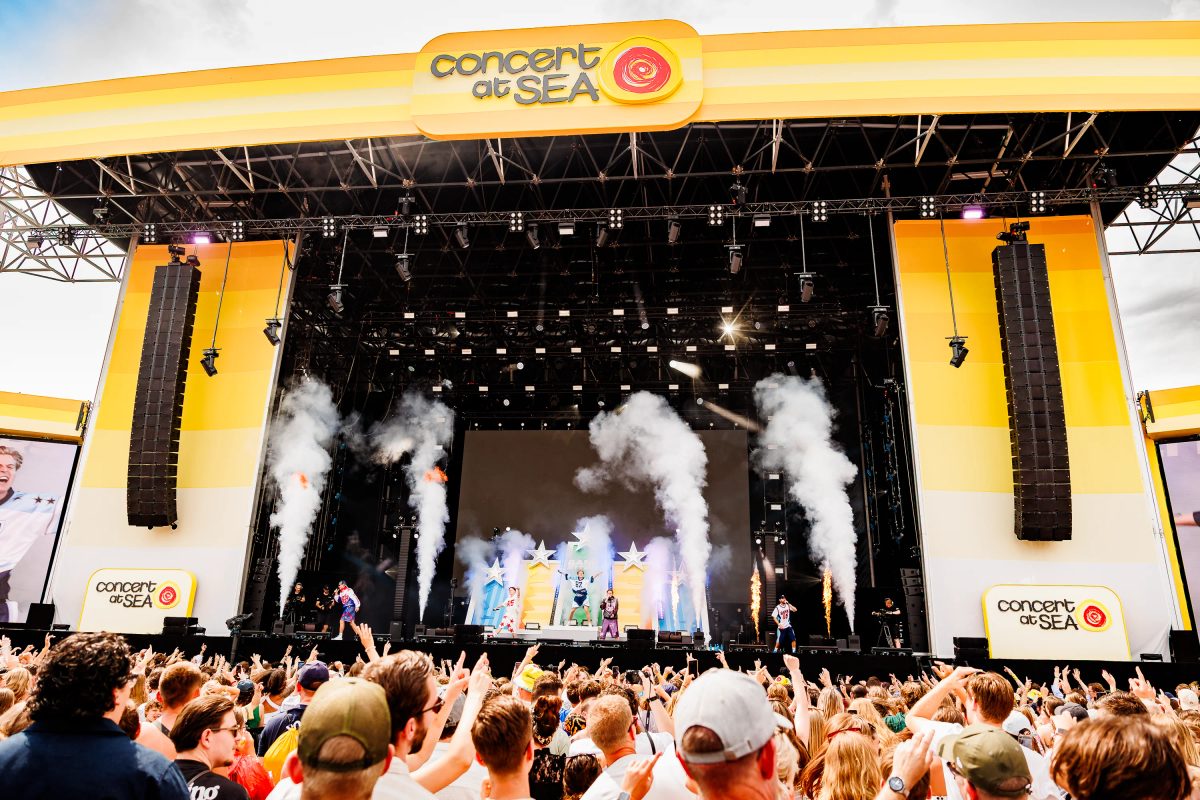 Bankzitters tijdens het optreden op Zeeland bij Concert at SEA 2026.