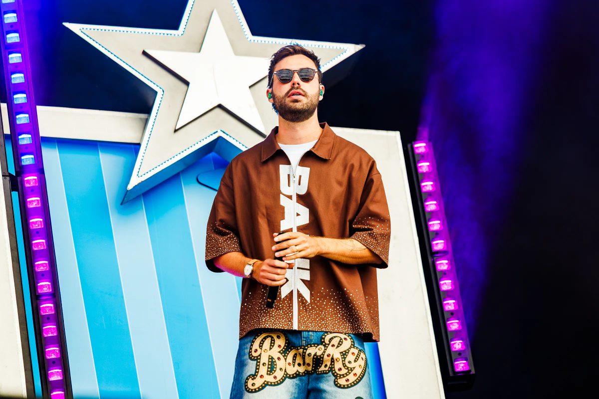 Raoul de Graaf (Bankzitters) tijdens het optreden op MAYHEM bij Hullabaloo 2026.