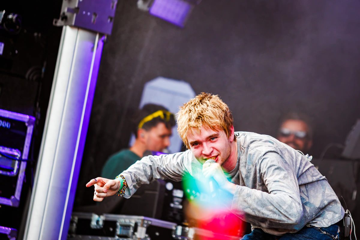 Jesse Hoefnagels tijdens het optreden op Covebo Stage bij Appelpop 2026.