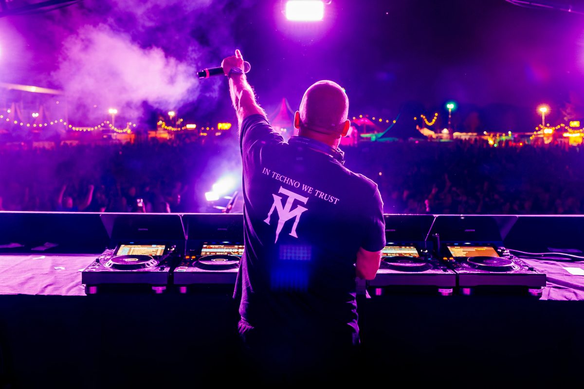 Mental Theo tijdens het optreden op Mainstage bij Lansingerland Live 2026.
