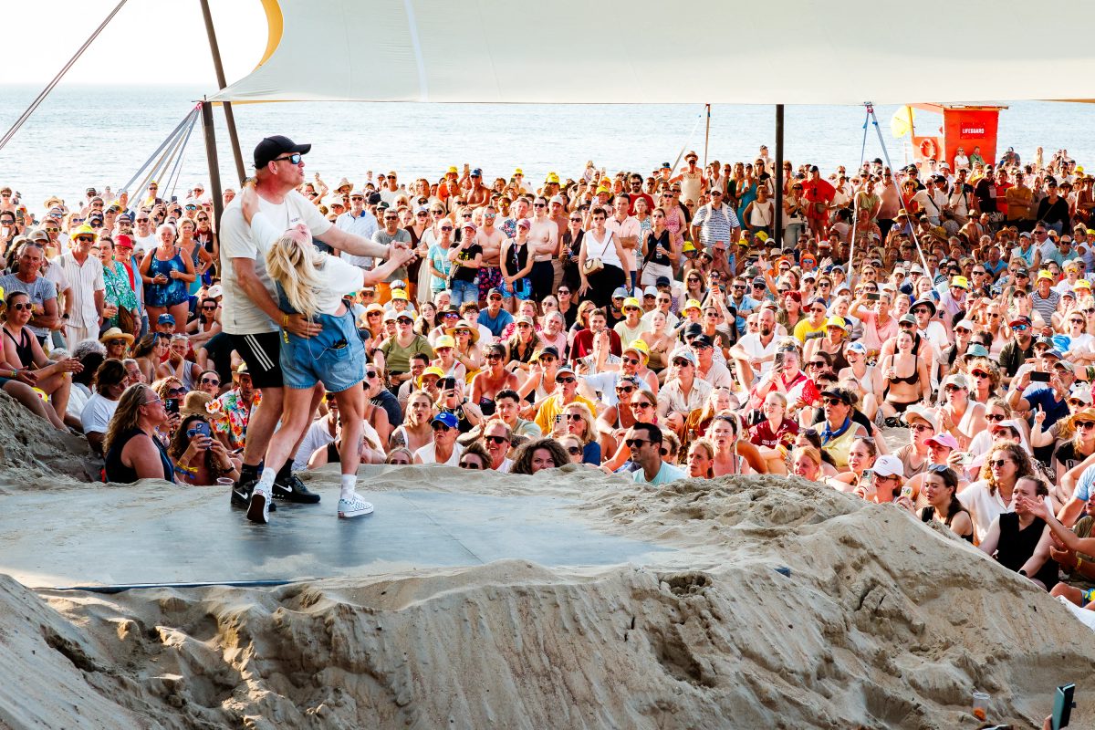 Sanne Hans (Miss Montreal) tijdens het optreden op Strand bij Concert at SEA 2026.