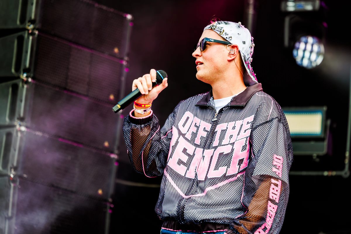 Milo ter Reegen (Bankzitters) tijdens het optreden op MAYHEM bij Hullabaloo 2026.